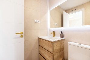Haartrockner, Handtücher, Seife, Shampoo