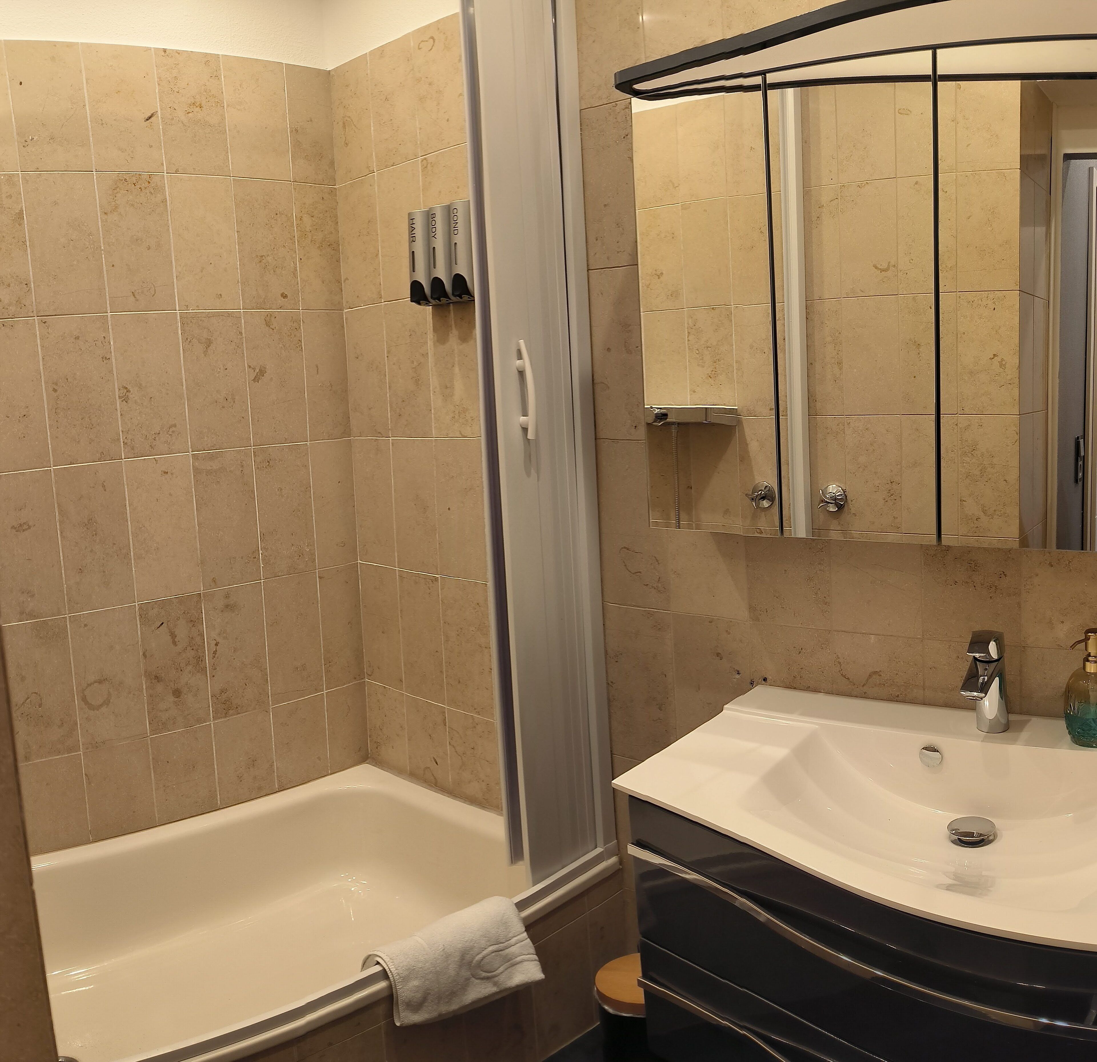 Regadera, secadora de cabello, bidet, toallas 