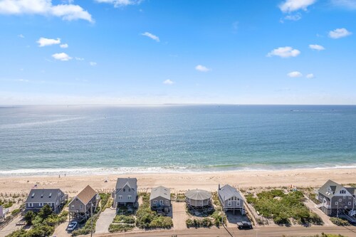 Direct Oceanfront on Charleston Beach!