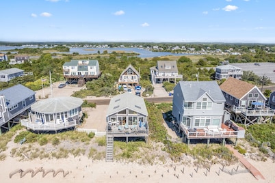 Direct Oceanfront on Charleston Beach!