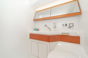 Shower - Sun-Kissed Sailing Adventure in Islas Sarónicas (Alimos)
