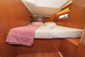 3 bedrooms, in-room safe - Sun-Kissed Sailing Adventure in Islas Sarónicas (Alimos)