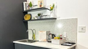 Una cocina moderna con un lavamanos integrado, una encimera y una salpicadera.