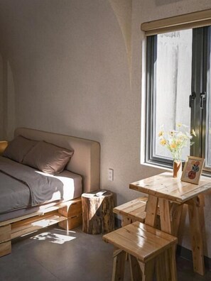 Desk, laptop workspace, blackout curtains, soundproofing - Leu Vit Homestay Haiphong (Hong Bang)
