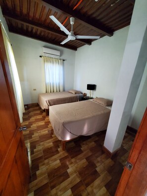 Tabla de planchar con plancha, wifi, ropa de cama