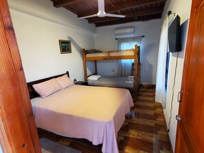 Tabla de planchar con plancha, wifi, ropa de cama
