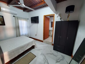 Tabla de planchar con plancha, wifi, ropa de cama