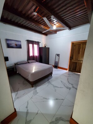 Tabla de planchar con plancha, wifi, ropa de cama