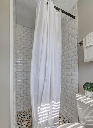 Shower, hair dryer, towels, soap - Varners Station - King Bed, Smart TVs & More! (Smyrna)