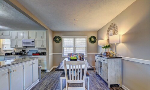 Varners Station - King Bed, Smart TVs & More!