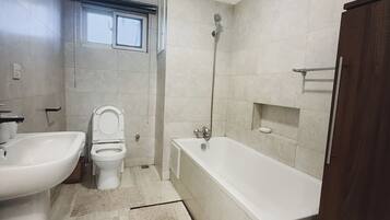 Serviettes fournies, savon, papier toilette