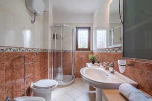 Shower, hair dryer, bidet, towels - UR-SUN&SEA DOWNTOWN APARTMENT WITH VERANDA (Villasimius)
