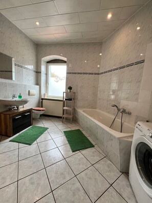 Bathroom - Spacious apartment in direct location to the Salzmünde marina (Salzatal)