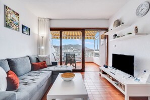 Living area - Home2Book The Atlantic Allure Apartment (Puerto Rico)