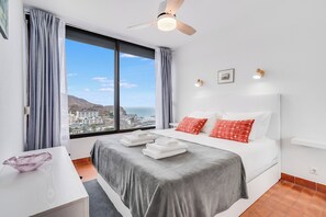 Tabla de planchar con plancha, wifi y ropa de cama 