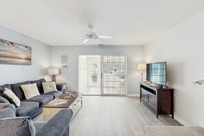 Living area - Bethany Meadows townhouse w/shared pool, tennis, close to beach (Frankford)