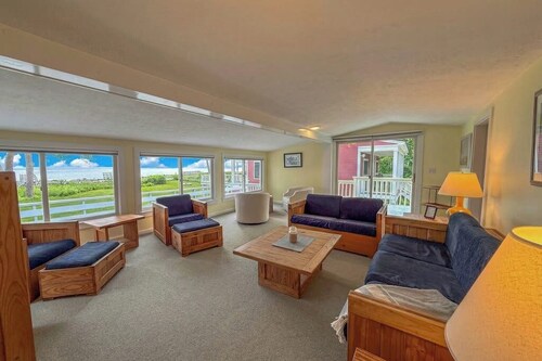 Ocean and Sunset Views: semi private sandy beach, close to dining & Route 1