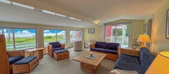 Ocean and Sunset Views: semi private sandy beach, close to dining & Route 1