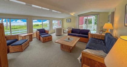 Ocean and Sunset Views: semi private sandy beach, close to dining & Route 1