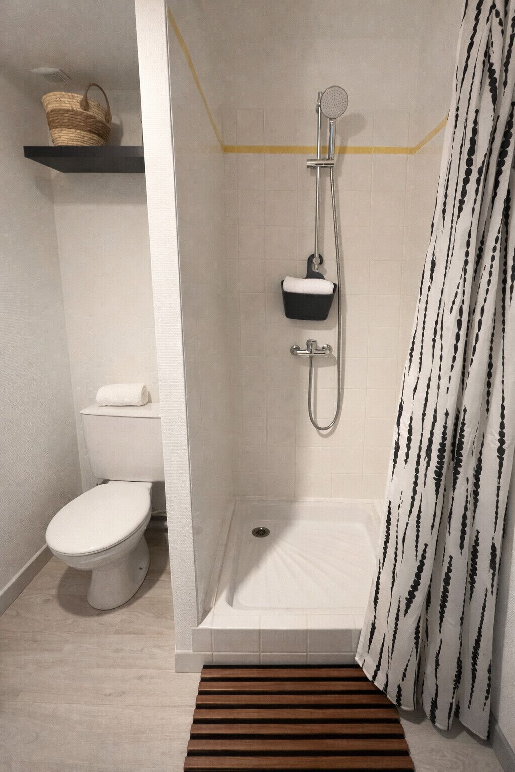 Douche, sèche-cheveux, serviettes fournies