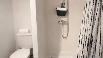Een douche, een haardroger, handdoeken