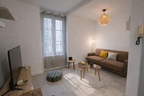 TV - Cozy studio in the heart of the city center - 2 guests (Angers)