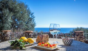 Outdoor dining - Villa Vittoria - Four Bedroom Villa, Sleeps 6 (Villaggio Mandorli)