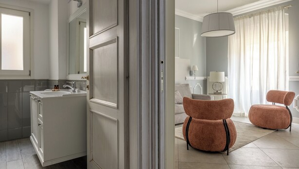 A modern bathroom with a large mirror, a sink, and a shower area. - Brunelleschi Elegant by MMega (Florence)