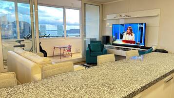 Apartment, 3 Bedrooms, Accessible, Smoking | Living room