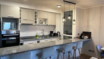 Apartment, 3 Bedrooms, Accessible, Smoking | Interior