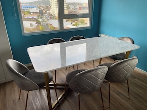 Apartment, 3 Bedrooms, Accessible, Smoking | Tempat makan