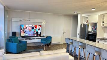 Apartment, 3 Bedrooms, Accessible, Smoking | Living room