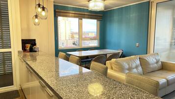 Apartment, 3 Bedrooms, Accessible, Smoking | Living room