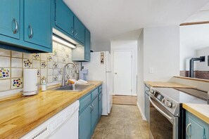 Fridge, microwave, oven, stovetop - End-unit condo w/ gas fireplace, pool, sauna, tennis, deck, ski locker, w/d (Waitsfield)