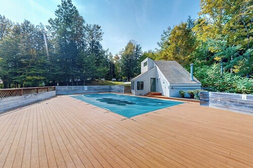 End-unit condo w/ gas fireplace, pool, sauna, tennis, deck, ski locker, w/d