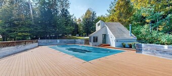 End-unit condo w/ gas fireplace, pool, sauna, tennis, deck, ski locker, w/d