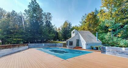 End-unit condo w/ gas fireplace, pool, sauna, tennis, deck, ski locker, w/d