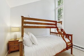 Internet, bed sheets - End-unit condo w/ gas fireplace, pool, sauna, tennis, deck, ski locker, w/d (Waitsfield)