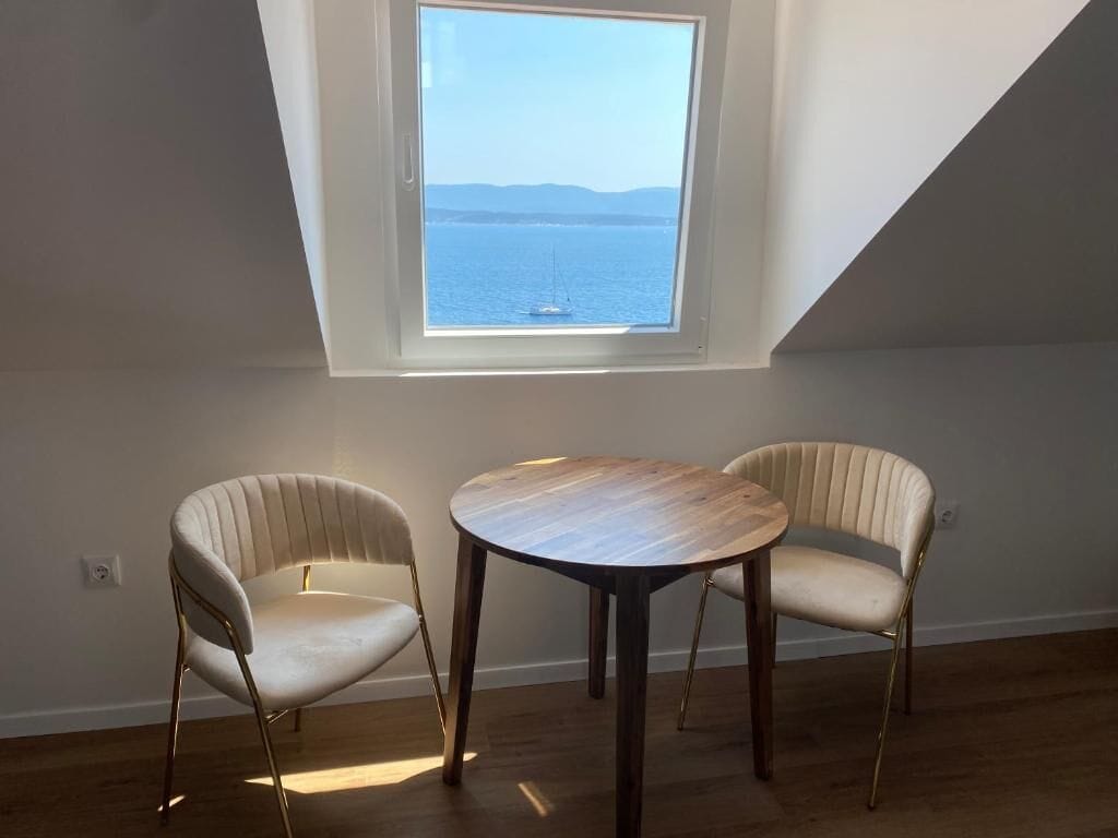 Deluxe Studio, Sea View | Dining