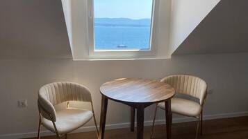 Deluxe Studio, Sea View | Dining