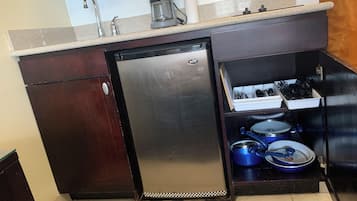 Geladeira, micro-ondas, cooktop, cafeteira/chaleira