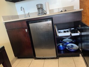 Geladeira, micro-ondas, cooktop, cafeteira/chaleira