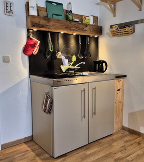 Kühlschrank, Mikrowelle, Herdplatte, Wasserkocher mit Kaffee-/Teezubehör