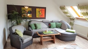 TV - Bright Apartment for 4 (54 m²) in Oberwiesenthal with Mountain Views (Oberwiesenthal)