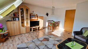 TV - Bright Apartment for 4 (54 m²) in Oberwiesenthal with Mountain Views (Oberwiesenthal)