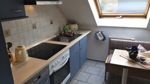 Fridge, microwave, oven, stovetop - Bright Apartment for 4 (54 m²) in Oberwiesenthal with Mountain Views (Oberwiesenthal)