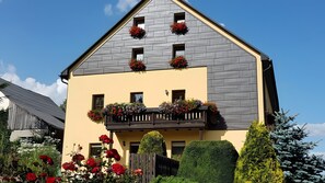Exterior - Bright Apartment for 4 (54 m²) in Oberwiesenthal with Mountain Views (Oberwiesenthal)