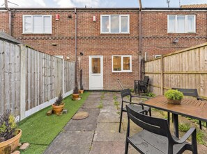Outdoor dining - The Derby Nest - Sleeps 6 (Derby)