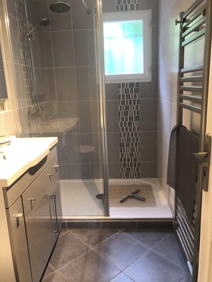 Shower, hair dryer - HOUSE 15 MINUTES WALK FROM THE BEACH (Sainte-Marie-la-Mer)