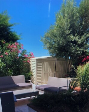 Property grounds - HOUSE 15 MINUTES WALK FROM THE BEACH (Sainte-Marie-la-Mer)